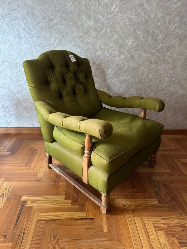 Sillón de Madera con Respaldo Capitaneado Tapizado Verde