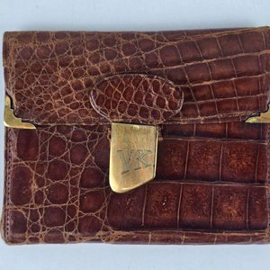 Billetera de Cuero Cocodrilo con Detalles Dorados y Iniciales VK - imagen 2