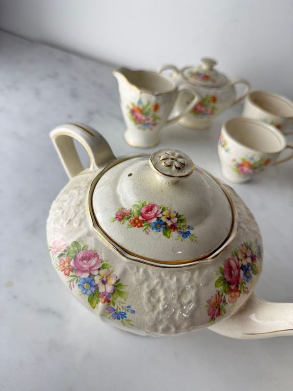 Servicio de té en loza inglesa con decoración floral - imagen 14