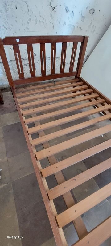 Cama de madera antigua en buen estado - imagen 3