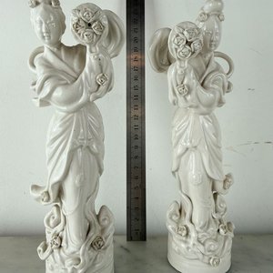 Lote anterior: Par de Figuras Antiguas de Guanyin Dehua Blanc de Chine
