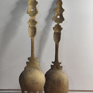 Par de Piezas Decorativas de Bronce Macizo: Tenedor y Cuchara con Escenas Holandesas - imagen 4