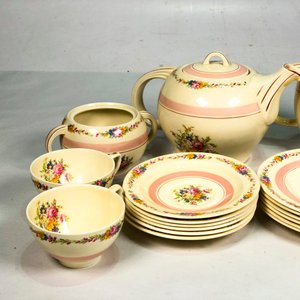 Juego de Porcelana Inglesa Beige Floral con Guarda Rosada: Tetera, Lechera, Azucarero, Platos y Tazas (18 Piezas) - imagen 2