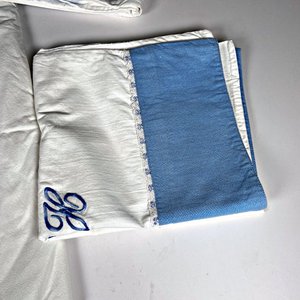 Juego de Sábana y Fundas Bordadas Blancas y Azules - imagen 3
