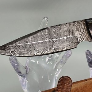 Cuchillo con Hoja Estilo Damasco y Empuñadura de Madera y Bronce con Vaina - imagen 2
