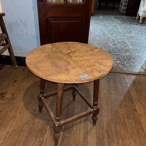 Mesita Auxiliar Redonda de Madera Estilo Clásico - imagen 1