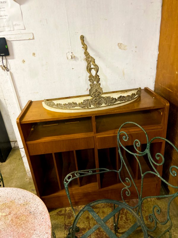 Mueble de madera con detalle decorativo