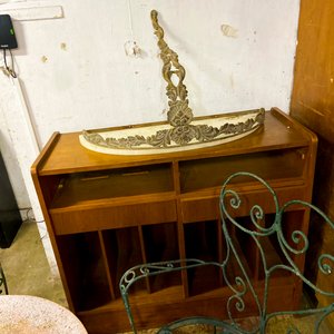 Lote siguiente: Mueble de madera con detalle decorativo