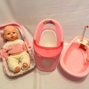 Set de Accesorios para Muñecas: Silla de Paseo, Silla de Comer y Bañera - imagen 3