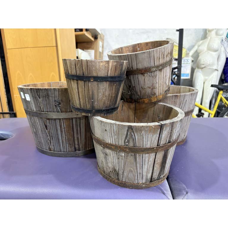 Lote siguiente: Macetas de madera diferentes tamaños y colores