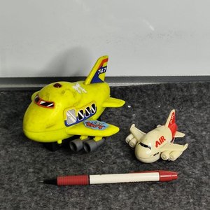Dos Juguetes Antiguos de Avión en Plástico - imagen 1