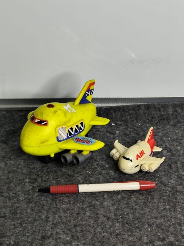Dos Juguetes Antiguos de Avión en Plástico