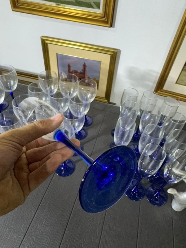 Crystal Cups Set with Ceramic Hand Sculptures - imagen 9
