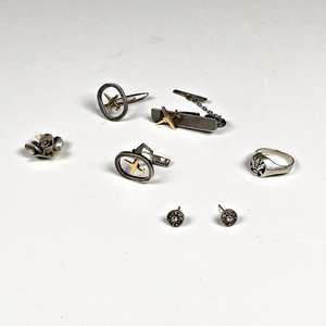 Lote siguiente: Conjunto de 5 Piezas de Joyería: Anillo de Plata con Abeja, Gemelos, Traba Corbata, Caravanas y Flor