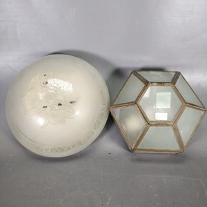 Dos Plafones de Bronce y Vidrio: Hexagonal con Vidrios Fisurados y Redondo Tallado - imagen 4