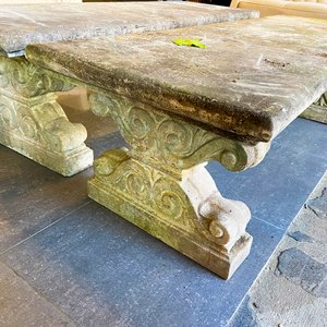 Mesa de piedra antigua con base ornamentada - imagen 3
