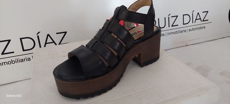 Zapatos de tacón alto con estribo y plataforma - imagen 2