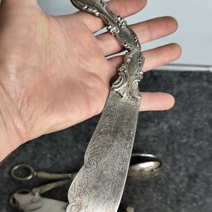 Set de 5 Utensilios de Metal con Grabados Estilo Antiguo - imagen 3
