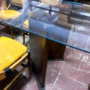 Mesa de Vidrio con Sillas de Caña y Madera - imagen 2