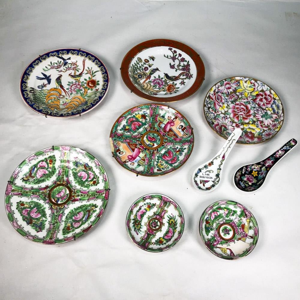 Nueve Piezas de Porcelana Oriental Decorativa: Platos y Cucharitas