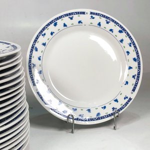 Veinte Platos de Porcelana China Blanca con Diseño de Mariposas y Guarda Azul - imagen 3