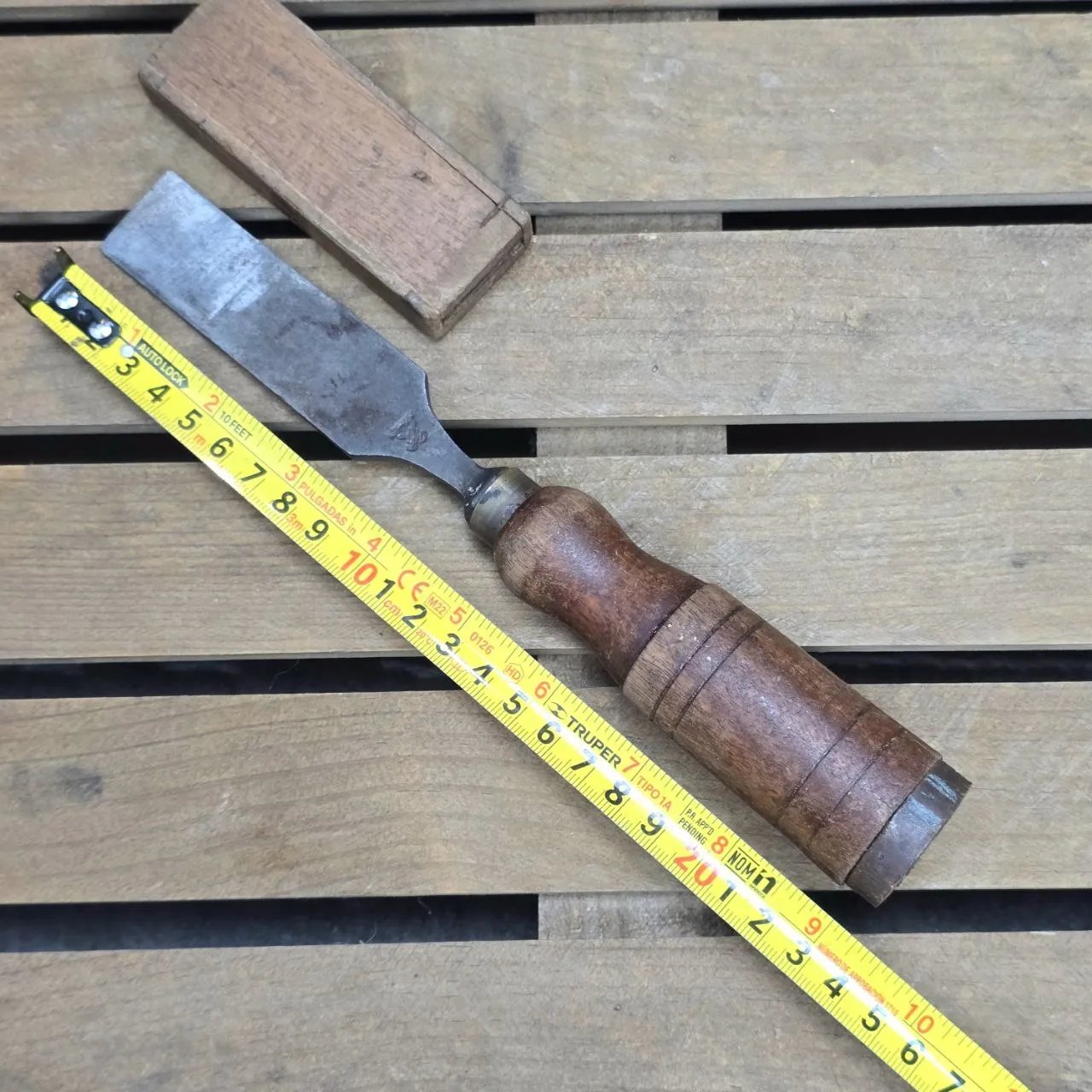 Chisela de madera con cuchilla de metal y inscripción - imagen 6