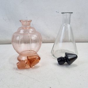 Set de 2 Frascos Decorativos de Vidrio: Salmon Acanalado y Triangular con Tapon Oscuro - imagen 4