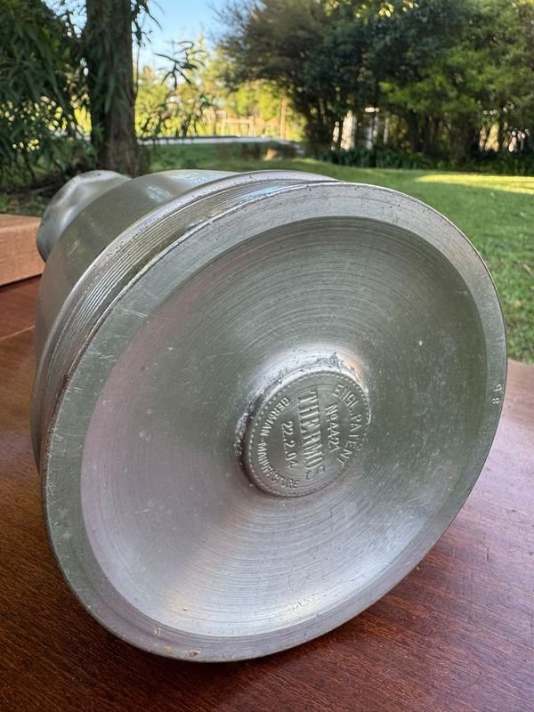 1 jarra en laton niquelado muy antigua con tapon en corcho data de los origenes de la reconocida marca Thermos Alemana patentada con su numero 4421 y fecha 22.2.1904 pieza de coleccion