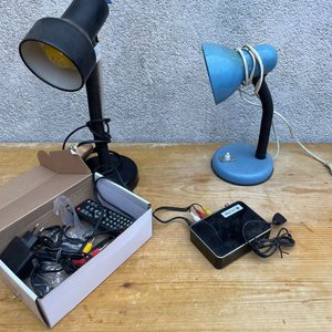 Lote de 2 Lámparas de Escritorio y Canalera con Accesorios - imagen 1