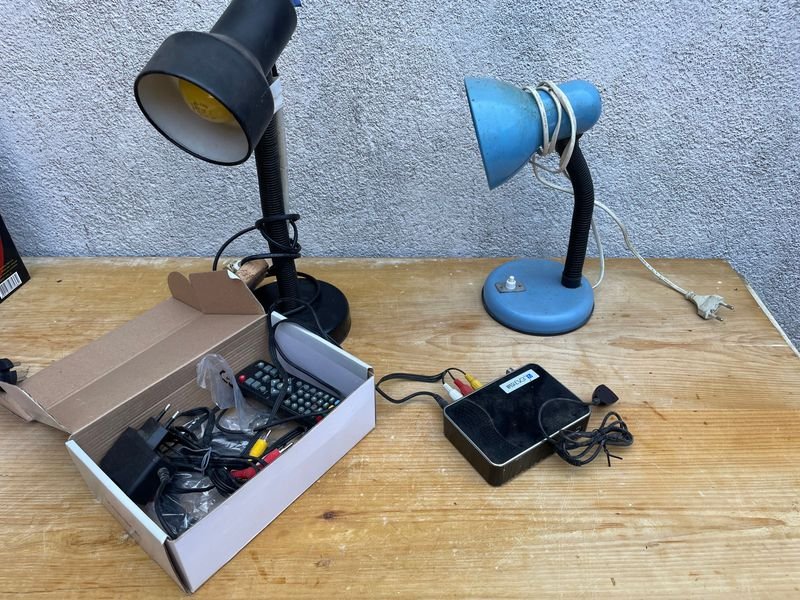 Lote de 2 Lámparas de Escritorio y Canalera con Accesorios