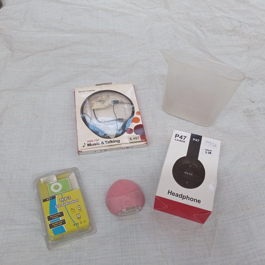Cinco piezas: auriculares + reproductor de mp3 + jarra en buen estado general.