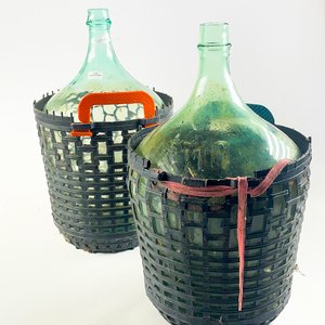 Par de Damajuanas de Vidrio Verde con Cestas Protectoras - imagen 1