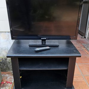 Lote anterior: Televisor LED 32" con Rack Negro