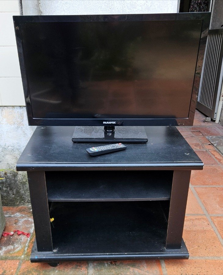 Televisor LED 32" con Rack Negro