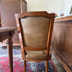 Juego de Comedor Clásico: Mesa y 6 Sillas de Madera con Incrustaciones y Tapizado de Cuero - imagen 13