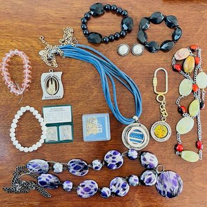 Lote de Bijouterie: Abanico, Lentes, Collares, Pulseras y Más - imagen 5