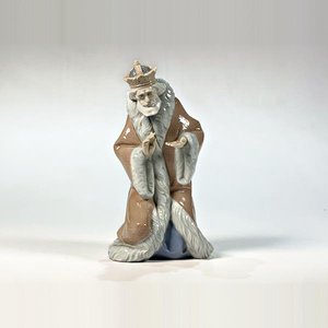 Figura de Rey Lladró en Porcelana, Capa Marrón, 24 cm - imagen 1