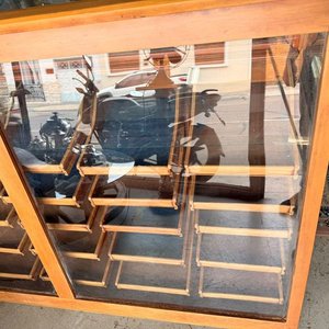 Vitrina Mostrador Antigua de Pino Restaurada con Cajones y Tiradores Metálicos - imagen 10