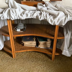 Mesa Coqueta Ovalada con Vidrio y Estantes - imagen 4