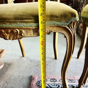Par de Sillas Antiguas Estilo Luis XV Madera Tallada y Dorada Terciopelo Verde - imagen 8