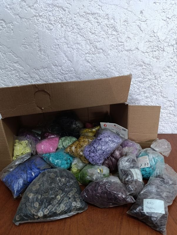 Lote siguiente: Botones de plástico en cajas de plástico