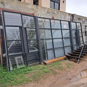 Lote siguiente: Ventanas y Puertas de Aluminio Negro con Vidrio Doble