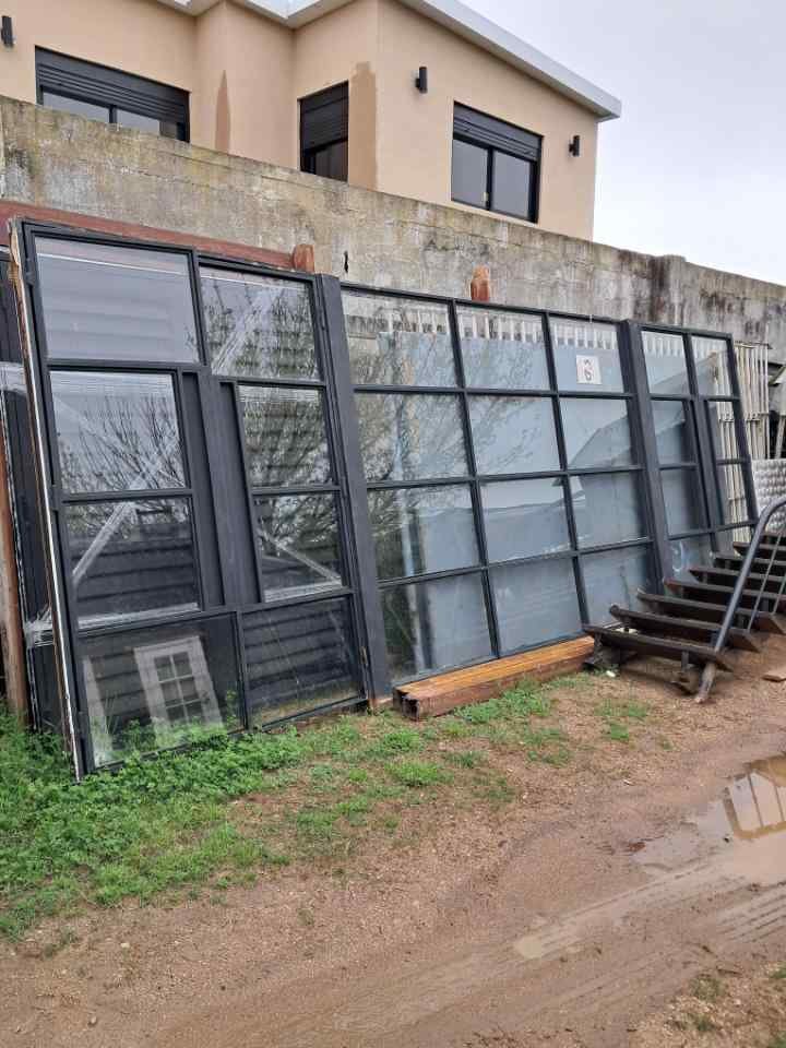 Ventanas y Puertas de Aluminio Negro con Vidrio Doble