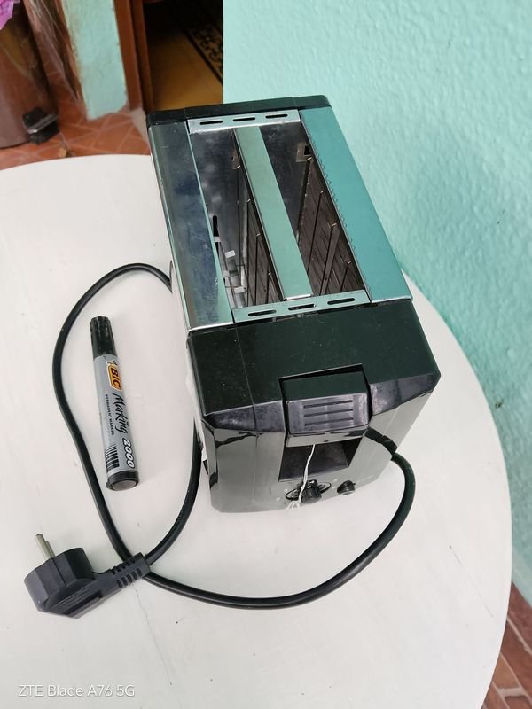 Tostadora eléctrica con cordón y placa de control - imagen 4