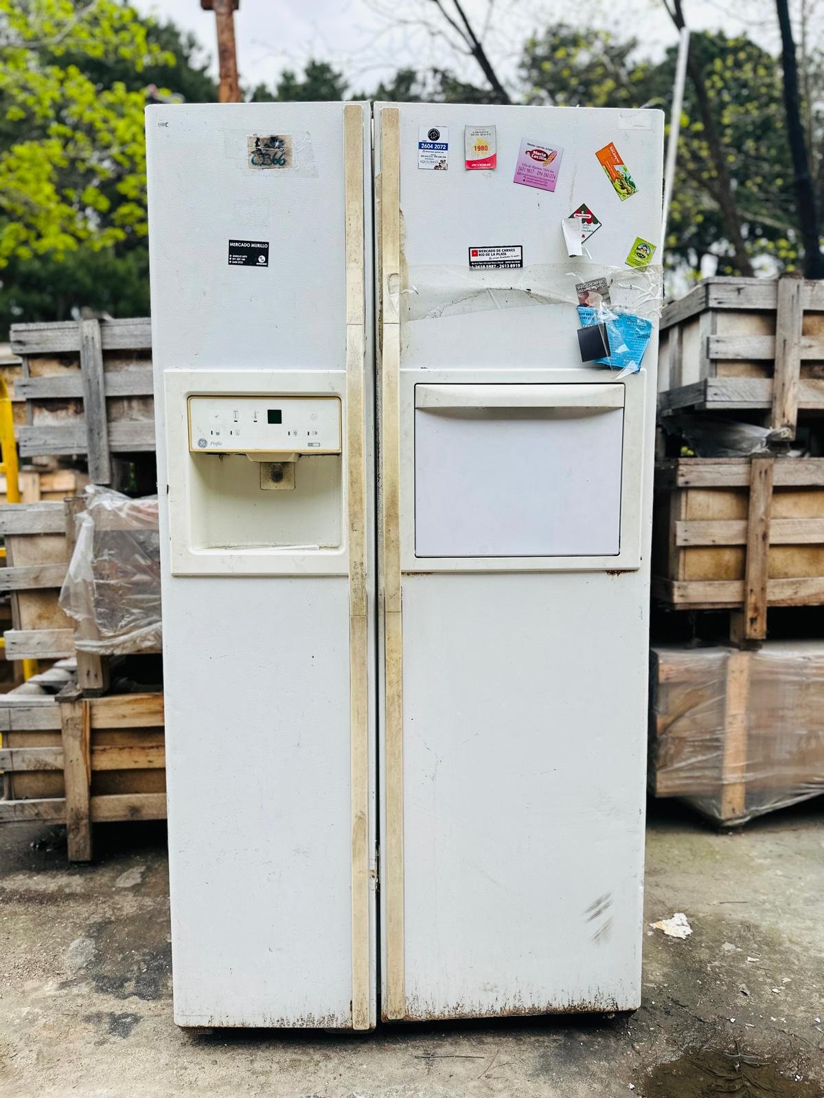 Heladera GE Profile de dos puertas con dispensador