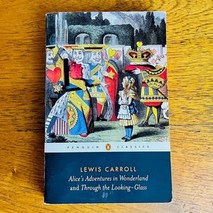 Alice's Adventures in Wonderland and Through the Looking-Glass de Lewis Carroll - Edición Penguin Classics - imagen 2