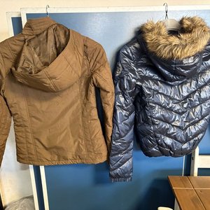 Dos Camperas: Marrón Talle 90 y Azul con Corderito Talle 85 - imagen 2