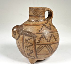 Lote anterior: Cerámica Chilena Decorada con Diseño Geométrico y Figura Antropomorfa - Altura 15 cm