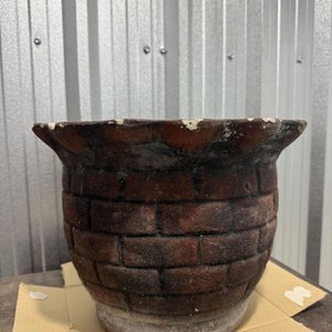 Maceta de Cemento con Grabado Floral y Boca Ondulada - imagen 2
