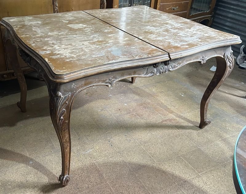 Lote siguiente: Mesa estilo francés a restaurar con diseño extendible
